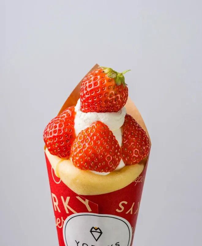 いちごとクリームのリッチなクレープ